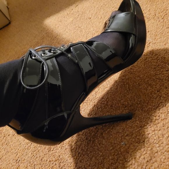 Excellent Condition Stuart Weitzman Patent With Non Slip Pads - Picture 2 of 7